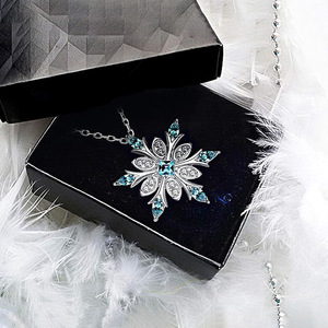Collana con design a fiocco di neve invernale di Cao Shi, Giappone e Corea, con pendente raffinato da donna, gioielli natalizi alla moda - Product Image 6