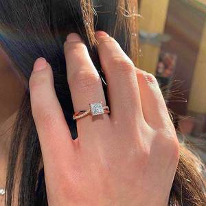 Anello Minimalista da Donna in Tono Caldo con Zirconi, Elegante Gioiello Regolabile in Lega, Stile Moderno - Product Image 1