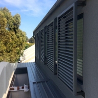 Volet vertical moderne en alliage d'aluminium à lames réglables, écologique, léger, durable, économe en énergie, pour la maison et le bureau
