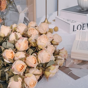 Fleur artificielle <span class=keywords><strong>en</strong></span> soie vintage à 5 têtes, petite rose à bords brûlés, pour la décoration de la maison <span class=keywords><strong>et</strong></span> des hôtels, occasions de Noël <span class=keywords><strong>et</strong></span> de remise de diplômes - Product Image 3