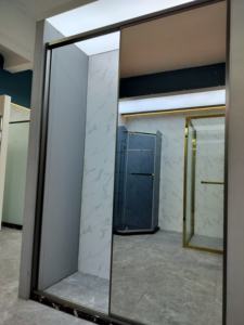 Accessoires en verre d'hôtel portes de placard pliantes en aluminium moderne armoire miroir argentée - Product Image 5