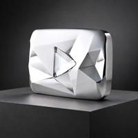 Replica Personalizzata del Pulsante Play di YouTube in Argento Lucido con Dettagli in Cristallo, Trofeo Geometrico per Creatori di Contenuti, Regalo Souvenir