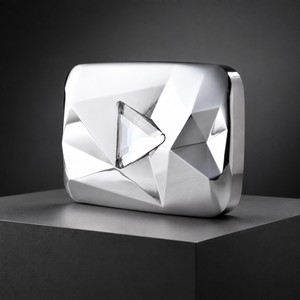 Replica Personalizzata del Pulsante <span class=keywords><strong>Play</strong></span> di <span class=keywords><strong>YouTube</strong></span> in Argento Lucido con Dettagli in Cristallo, Trofeo Geometrico per Creatori di Contenuti, Regalo Souvenir - Product Image 2