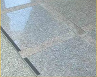 Outil de carrelage pour la découpe de dalles de pierre avec cadre de chanfreinage et rail de guidage