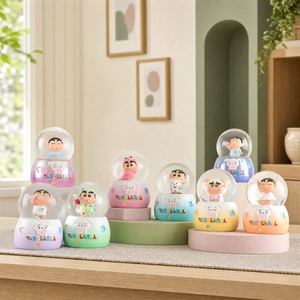 Vente en gros de <span class=keywords><strong>mini</strong></span>-boules de neige lumineuses en résine peintes à la main, écologiques, personnalisées, en forme de boîte mystère, avec motifs de dessins animés et d'anime, pour la maison et le bureau - Product Image 1