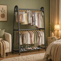 Porte-manteau sur pied avec étagère à chaussures pour l'entrée de la maison