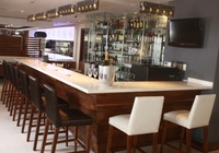 Comptoir de bar personnalisé en marbre avec motif floral, design de comptoir de bar éclairé par LED pour café et restaurant
