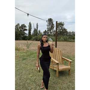 Mono de Fiesta Negro con Detalle de Encaje Intrincado en la Espalda y Elegantes Rosas - Product Image 2