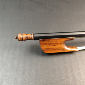 <span class=keywords><strong>Archet</strong></span> de <span class=keywords><strong>violon</strong></span> 4/4 style <span class=keywords><strong>baroque</strong></span> en fibre de carbone avec grenouille en bois de snackwood et manche rond en fibre de carbone noire - Product Image 4