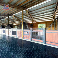 Boîtes d'écurie pour chevaux en bois de bambou rempli d'acier American Barn Builders avec portes à charnières