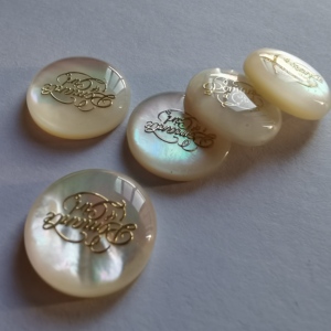 Nút vỏ ngọc trai tùy chỉnh nút vỏ lau tự nhiên với logo laser kim loại - Product Image 6