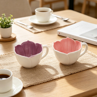 Tasse à café en céramique Redeco Vintage à pétales superposés, motif floral sculpté, intérieur rose magenta, style bohème, cadeau d'anniversaire pour femme