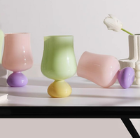 Verres à vin en forme de tulipe dans des couleurs macaron