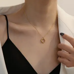 2021 collana in acciaio inossidabile giapponese e coreano semplice anello di torsione geometrica moda la collana di ioni negativi in oro 18 carati donna