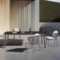 Ensemble de table et de chaises de salle à manger d'extérieur en rotin moderne avec un design empilable et léger, coussins imperméables pour une utilisation durable en extérieur