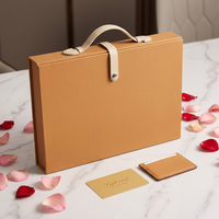 Boîte cadeau portable pour les fêtes avec poignée en PU, boîte d'emballage cadeau de luxe personnalisée