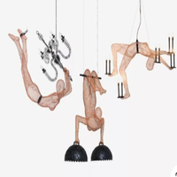 Prince de Gymnastique Motif Lampe Suspendue Joueur À Travers L'anneau de Flamme Statue Modèle Lustre Lumineux Corps Pendentif Lumière
