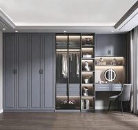 Système de dressing moderne sur mesure en mélamine avec éclairage LED, coiffeuse et portes à fermeture amortie pour chambre à coucher