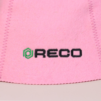 Un gorro de sauna rosa de lana pura con un hexágono verde en el pecho que mantiene el calor tan lejos como una memoria lejana.