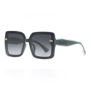 Gafas de Sol para Mujer Marca M, Montura Cuadrada Negra, Lentes Polarizadas de PC con Protección UV400, Estilo Urbano, Protección Solar para Conducir - Product Image 3