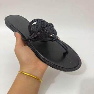 Nouvelles tongs pour femmes 2026 de haute qualité avec boucle métallique, dessus en PC/PVC, semelle plate, sandales à lanières, mode toutes saisons pour la plage et les stations balnéaires - Product Image 1