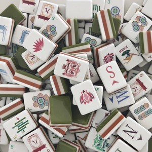 Mahjong Americano Rojo, Plegable y Portátil, con Fichas Acrílicas de 4 Capas y 160 Cartas Grabadas, Juego de Lujo e Idea de Regalo de Navidad - Product Image 1