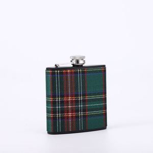Gourde de voyage portable en acier inoxydable 304 de 6 oz avec housse en cuir imitation bois pour whisky et vin, incluant entonnoir et gobelet - Product Image 4