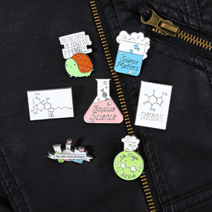 Épingles métalliques créatives et personnalisées d'élément chimique avec des badges créatifs d'accessoires de porte-clés de personnages de dessins animés - Product Image 5