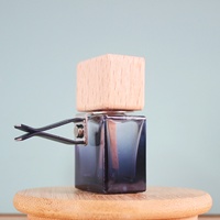 Bouteille en verre de parfum de parfum de sens de sortie de ventilateur automobile de 10ml avec le chapeau en bois et la bouteille de diffuseur de voiture d'agrafe d'évent en métal