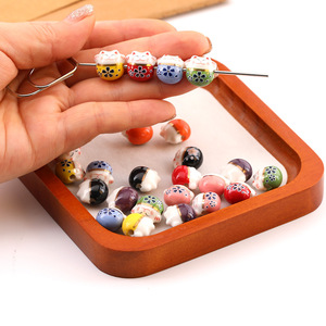 Cuentas de cerámica con diseño de flor de ciruelo y orificio lateral, estilo caricatura, para la elaboración de pulseras, colores aleatorios, accesorios de joyería DIY. - Product Image 2