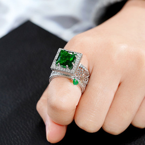 Anello Nuziale Geometrico di Lusso per Donne, Gioiello Elegante e Scintillante - Product Image 2