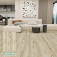 Revêtement de sol vinyle SPC populaire, à clipser, imperméable, avec revêtement UV et motif bois gaufré, pour salon