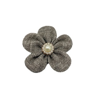 Flor de Tela Hecha a Mano de Cinco Pétalos de 6cm con Centro de Perlas, Accesorio Decorativo para el Cabello y Ropa, Patrón de Camelia, Joyería Artesanal - Product Image 5