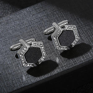 Venta al por mayor de aleación personalizada <span class=keywords><strong>baratos</strong></span> Casual diamante <span class=keywords><strong>gemelos</strong></span> nueva <span class=keywords><strong>camisa</strong></span> de diamantes de imitación de los hombres de moda ropa cuadrada de cristal <span class=keywords><strong>gemelos</strong></span> - Product Image 4