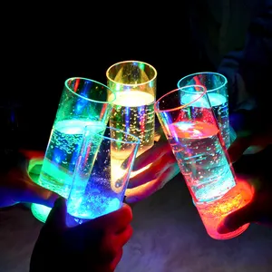 Copos de plástico piscantes iluminados com LED, copos altos e decorativos para bebidas, copos de plástico duros, decoração para festas e clubes noturnos