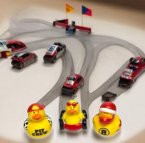 Canards en caoutchouc pour pilotes de voitures de course avec <span class=keywords><strong>casque</strong></span> et casquette de baseball Jouets pour baignoire et canard en Jeep - Product Image 5