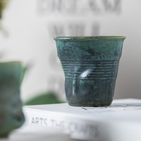 Gobelet en céramique de conception moderne Tasse irrégulière sans poignée Petite poterie avec peinture faite à la main Gravure au laser Comprend des cadeaux