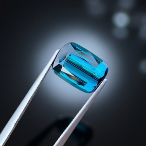 Corindón Natural Azul Neón de 5.15 CT, Corte Excelente Tipo Cojín, con Juego de Color y Fuego, Octogonal, Certificado por Abbott Minerals - Product Image 3