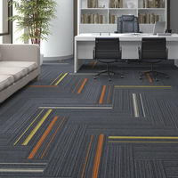 Dalles de moquette géométriques modernes Kerry Carpets, carrées, résistantes aux taches, pour bureaux commerciaux, salons et bureaux.