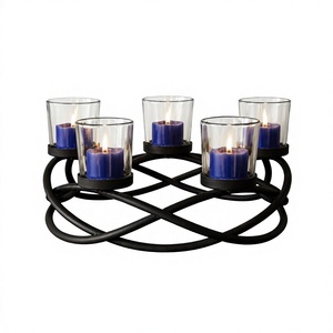 Support de bougie en fer noir avec 5 coupelles en verre, design tressé en croix pour la décoration intérieure - Product Image 1