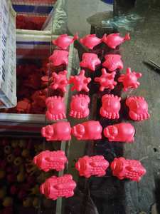 Máquina de moldeo rotativa semiautomática de 24 pulgadas para juguetes <span class=keywords><strong>Chuchu</strong></span>, fabricación de juguetes de patos <span class=keywords><strong>Chuchu</strong></span> por la fábrica de China a la ciudad de ultramar - Product Image 4