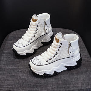 أحذية رياضية نسائية صيفية <span class=keywords><strong>2026</strong></span> جديدة من الجلد والشبك سهلة الارتداء بنعل سميك ورفع للقامة بتصميم ريترو خفيف الوزن - Product Image 1