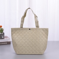 Sac fourre-tout personnalisable en non-tissé, écologique, durable et réutilisable, avec fermeture épaule, gaufrage et finition laser brillante argent/or sur mesure