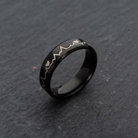Bague en acier inoxydable noir à imprimé cœur et électrocardiogramme de 6 MM de large