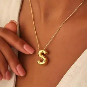 Novo colar de pingente de letras iniciais de balão banhado a ouro com 26 letras, joia fashion personalizada para presente feminino