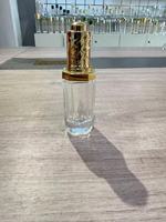 Botol Pompa Lotion Kaca Bening Mini Persegi 30ml Harga Pabrik, Botol Perawatan Kulit Kosong Portabel untuk Perjalanan dengan Tutup Persegi Multi Warna