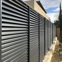 Clôture à lamelles horizontales en aluminium blanc et noir moderne sur mesure pour les zones résidentielles, les villas, les rampes d'escalier