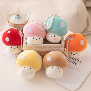 Petit pendentif en peluche en forme de champignon, mignon, rembourré en coton PP, 10 cm, idéal comme breloque de sac et porte-clés, cadeau de festival - Product Image 1