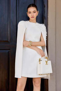 Minivestido con capa, estilo elegante y lujoso para dama, tela blanca - Product Image 4
