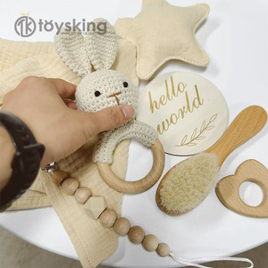 Coffret cadeau personnalisé pour nouveau-né, avec chaussures pour nouveau-né offertes, hochet-griffoir en crochet fait main, brosse, serviette en mousseline et couverture - Product Image 4